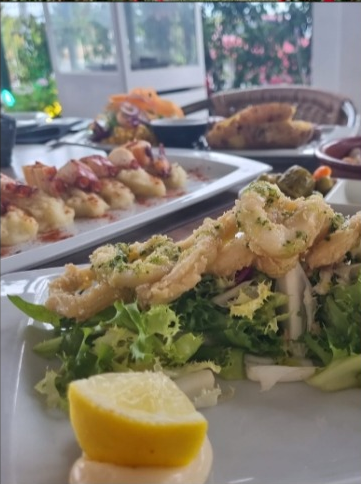 Menu – images_tapas-salade-met-gebraden-calamari-en-garnalen